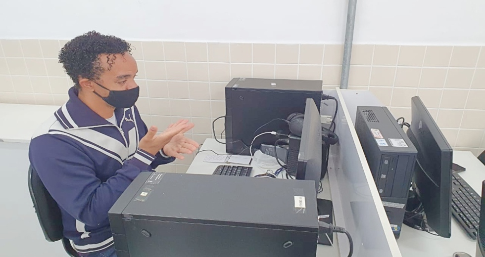 escola-organiza-videoaula-em-libras-para-alunos-surdos-3-1.jpg