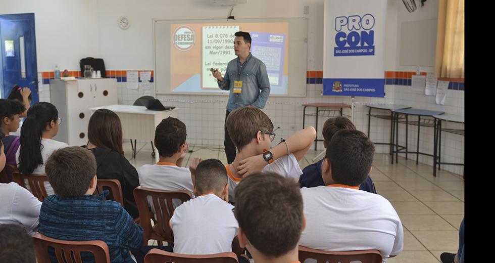 palestra-direito-basico-do-consumidor-emef-sebastiana-cobra-23-10-2019-lucas-cabral-21.jpg