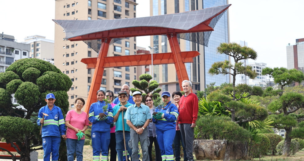 Plantio no jardim do Tori com comunidade japonesa. Foto: Claudio Vieira/PMSJC 04-10-2025