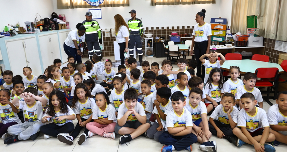 Ação Educamob da SEMOB no CEDIN Dra. Zilda Arns Neumann. Foto: Claudio Vieira/PMSJC 24-10-2025