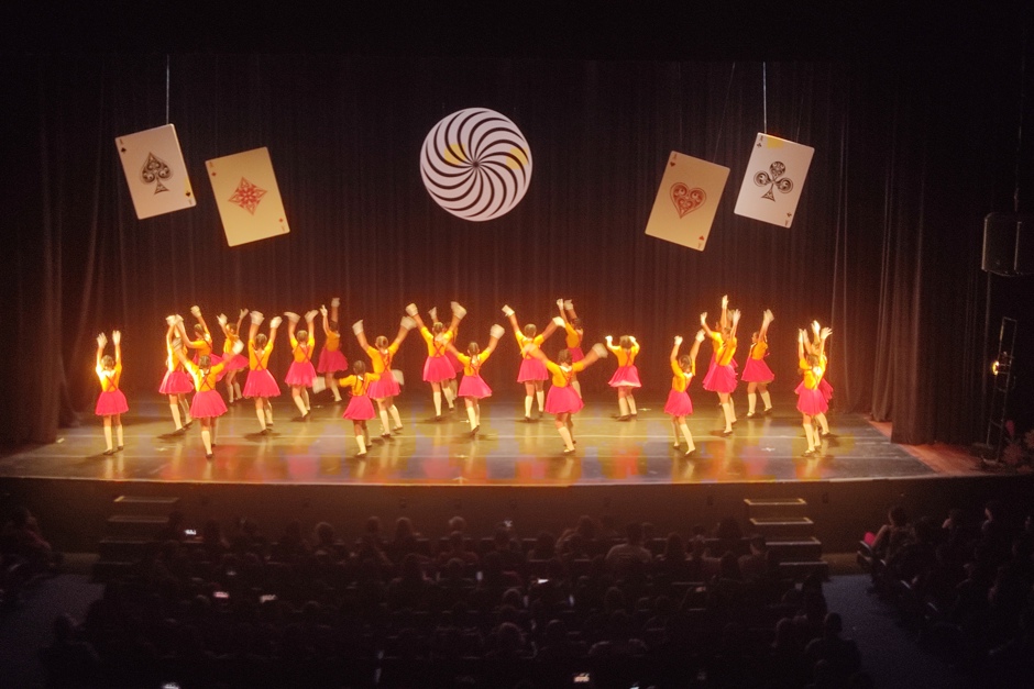 Com o tema “Uma noite na Broadway”, a programação traz coreografias inspiradas em grandes musicais. As apresentações ocorrem em duas sessões por dia