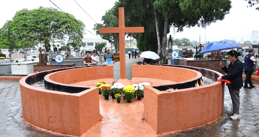 Feriado de Finados - Movimento no Cemitério Padre Rodolfo De Komorek no Centro. Foto: Claudio Vieira/PMSJC 02-11-2025   