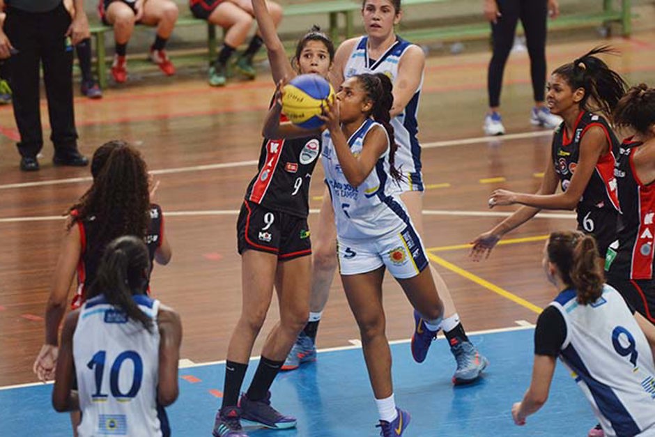 basquete-feminino-ac-charles-de-moura.jpg