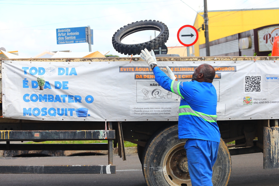 Equipes recolhem os materiais em caminhões para ampliar o combate à dengue na cidade