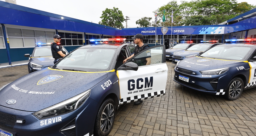 Novos veículos elétricos da frota da GCM. Foto: Claudio Vieira/PMSJC 31-10-2025