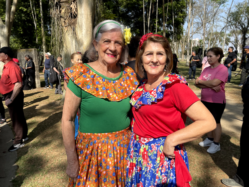 Doralice e sua colega de dança esperando para apresentação de carimbo - Foto: Divulgação