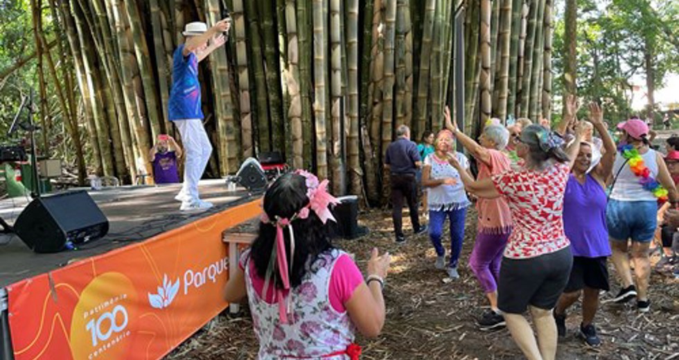 Grito de Carnaval dos frequentadores das Casas do Idoso no Parque Vicentina Aranha