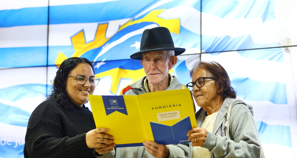 Entrega de matrícula de loteamento e títulos de regularização fundiária. Foto: Claudio Vieira/PMSJC 30-07-2025  