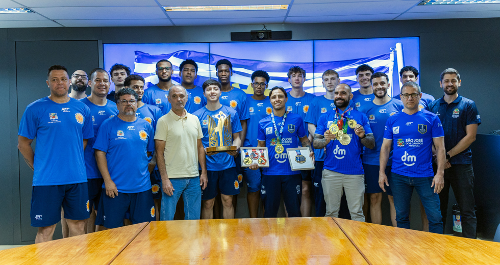 Equipes que conquistaram títulos mundiais e inéditos apresentaram troféus e medalhas no Salão Nobre da Prefeitura