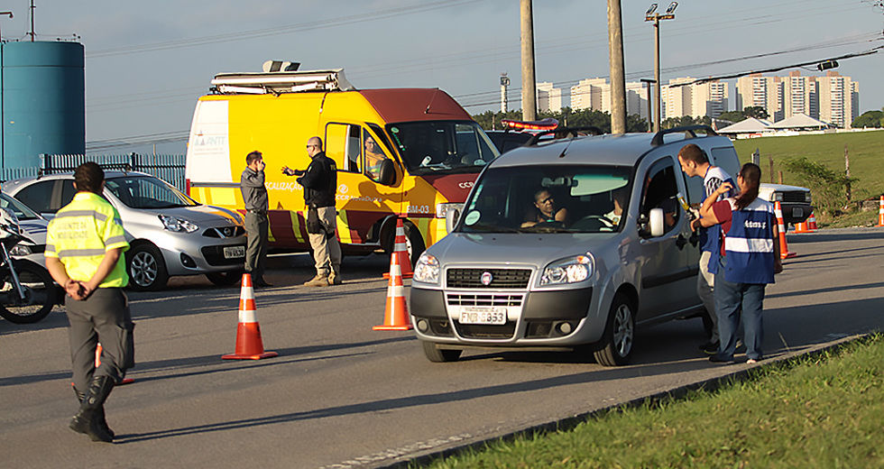 acao-conjunta-forcas-de-seguranca-blitz-bafometro-16-11-2019-lucas-cabral-30.jpg
