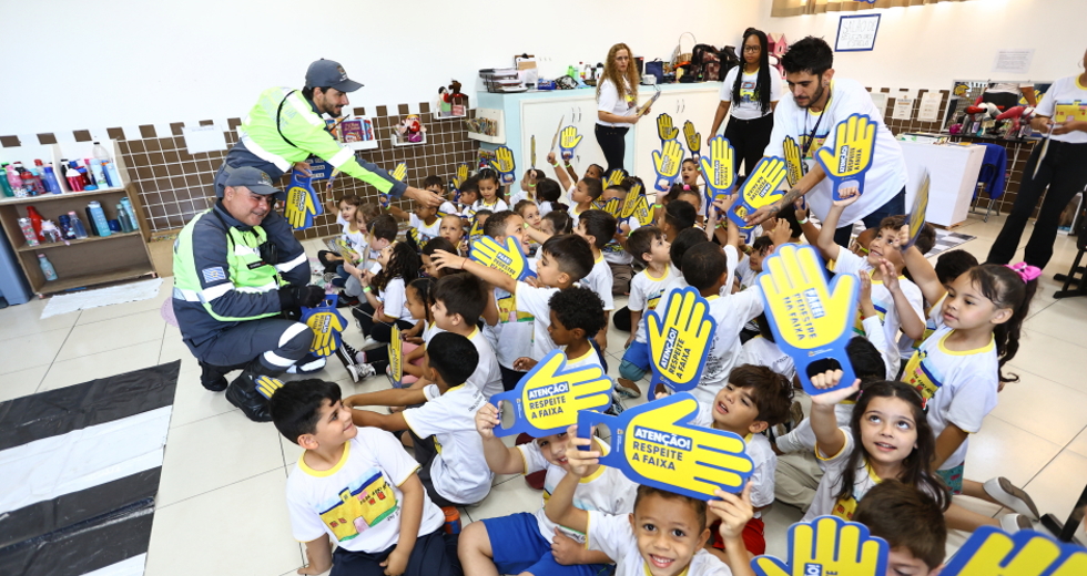 Ação Educamob da SEMOB no CEDIN Dra. Zilda Arns Neumann. Foto: Claudio Vieira/PMSJC 24-10-2025