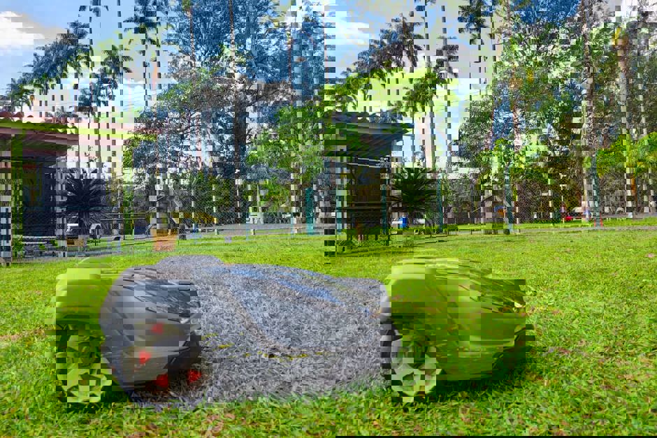 Foto: PMSJC Prefeitura faz teste com robô que corta grama