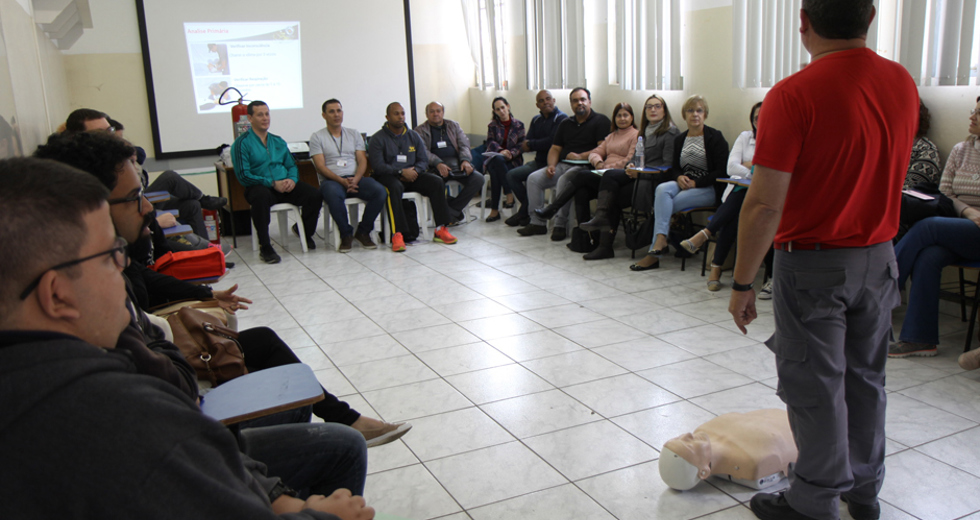 servidores-recebem-orientacoes-sobre-primeiros-socorros-26.jpg