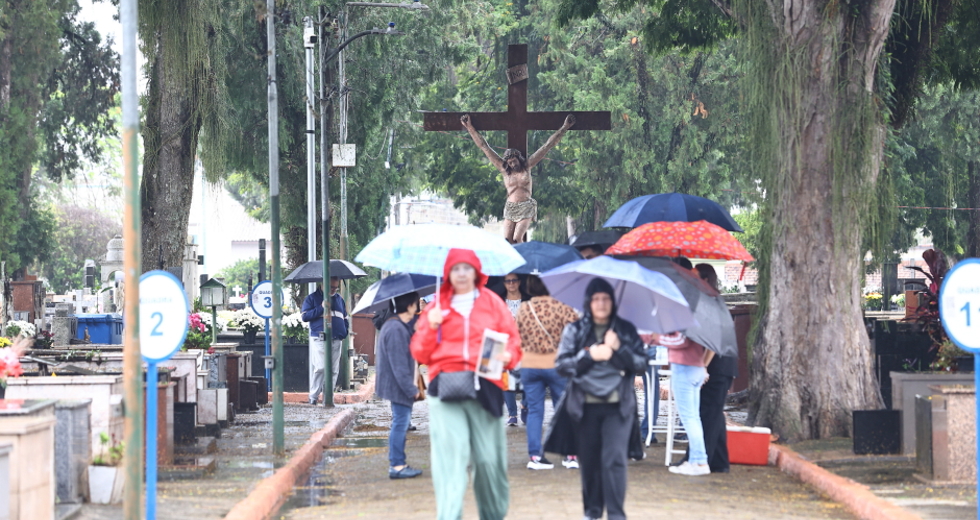 Feriado de Finados - Movimento no Cemitério Padre Rodolfo De Komorek no Centro. Foto: Claudio Vieira/PMSJC 02-11-2025   