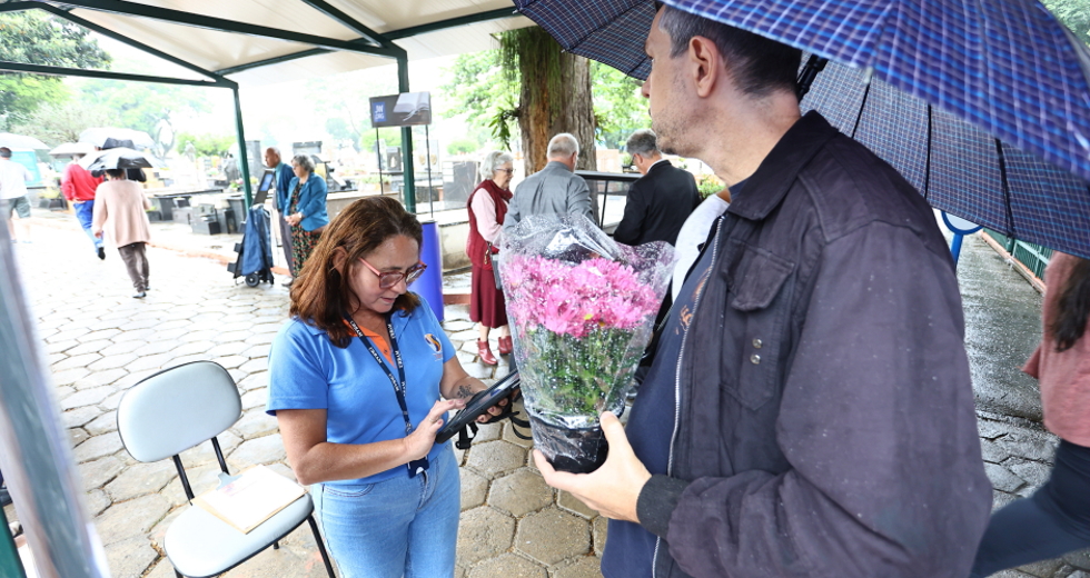 Feriado de Finados - Movimento no Cemitério Padre Rodolfo De Komorek no Centro. Foto: Claudio Vieira/PMSJC 02-11-2025   
