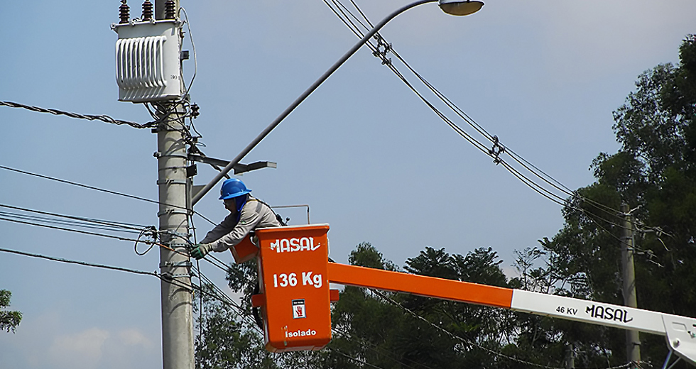 instalacao-de-lampadas-estrada-aeroporto-tamoios-13-12-2019-lucas-cabral-07.jpg