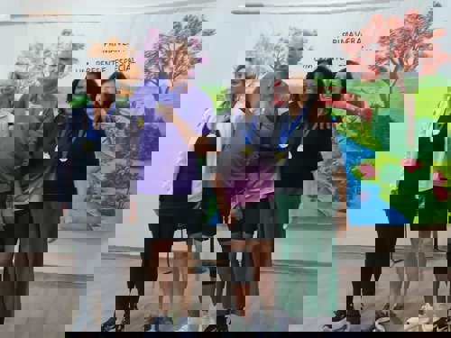 Valter recebendo a medalha com suas colegas