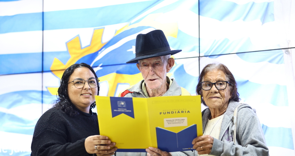 Entrega de matrícula de loteamento e títulos de regularização fundiária. Foto: Claudio Vieira/PMSJC 30-07-2025  