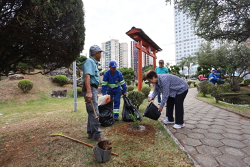 Plantio no jardim do Tori com comunidade japonesa. Foto: Claudio Vieira/PMSJC 04-10-2025