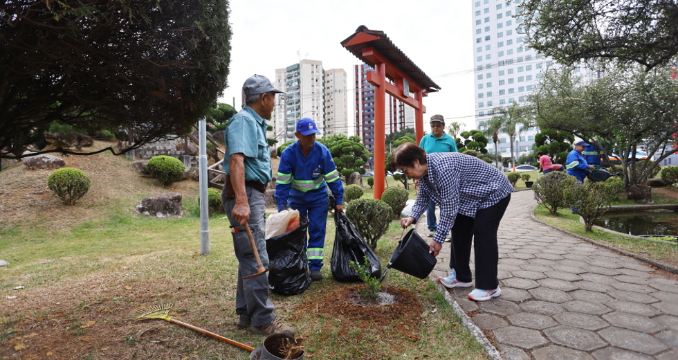 Plantio no jardim do Tori com comunidade japonesa. Foto: Claudio Vieira/PMSJC 04-10-2025