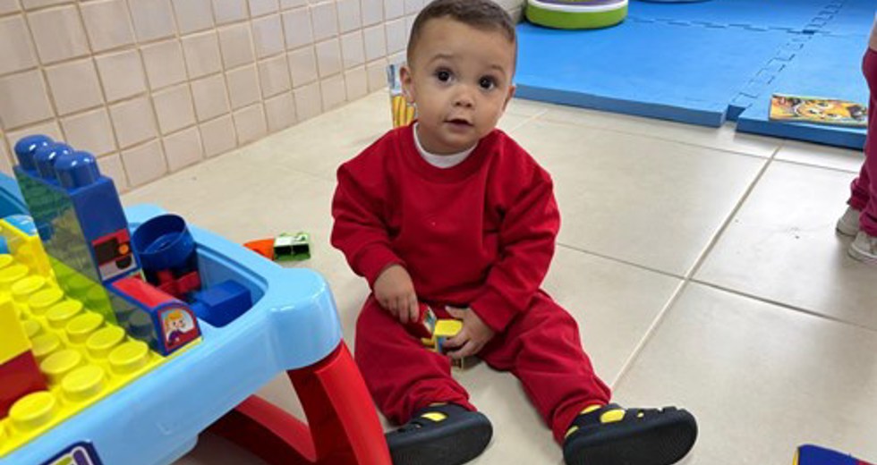 A manhã foi repleta de alegria e emoção, com as crianças e seus familiares