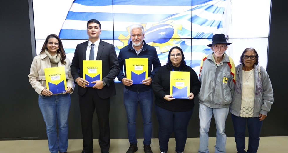 Entrega de matrícula de loteamento e títulos de regularização fundiária. Foto: Claudio Vieira/PMSJC 30-07-2025  