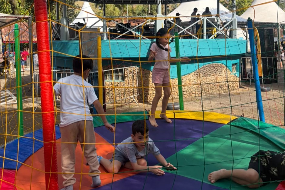 Com atrações gratuitas, serviços e o tradicional bolo gigante, evento levou lazer, cultura e tecnologia à Praça Cônego Antônio Manzi