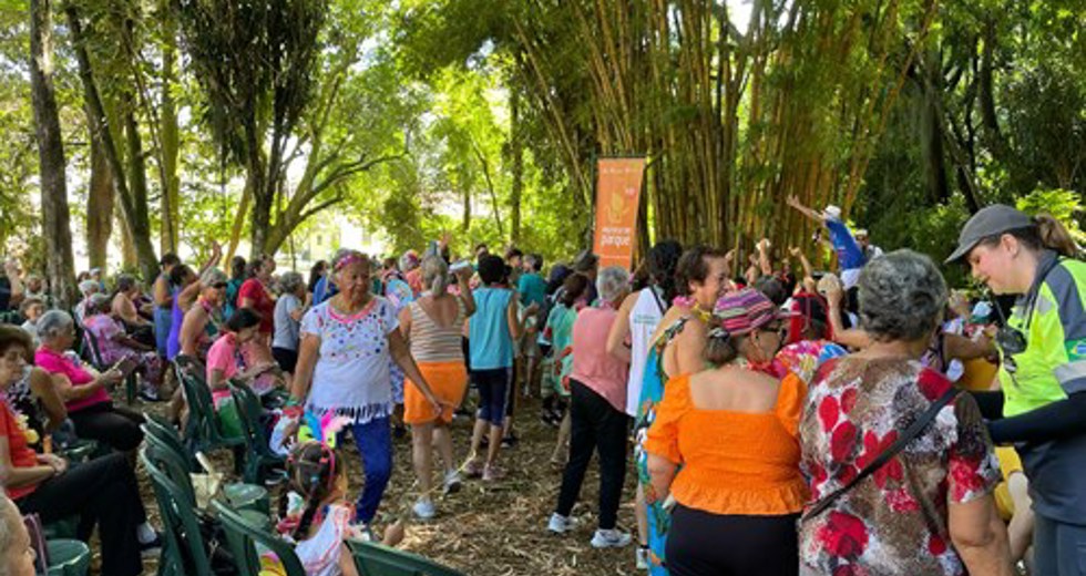 Grito de Carnaval dos frequentadores das Casas do Idoso no Parque Vicentina Aranha