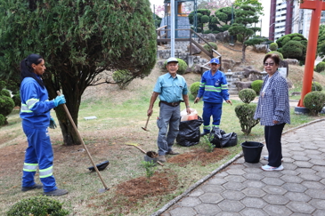 Plantio no jardim do Tori com comunidade japonesa. Foto: Claudio Vieira/PMSJC 04-10-2025