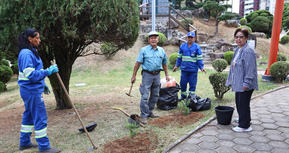 Plantio no jardim do Tori com comunidade japonesa. Foto: Claudio Vieira/PMSJC 04-10-2025
