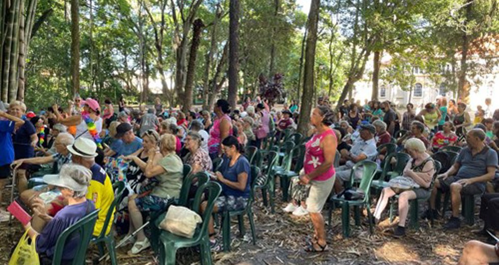 Grito de Carnaval dos frequentadores das Casas do Idoso no Parque Vicentina Aranha