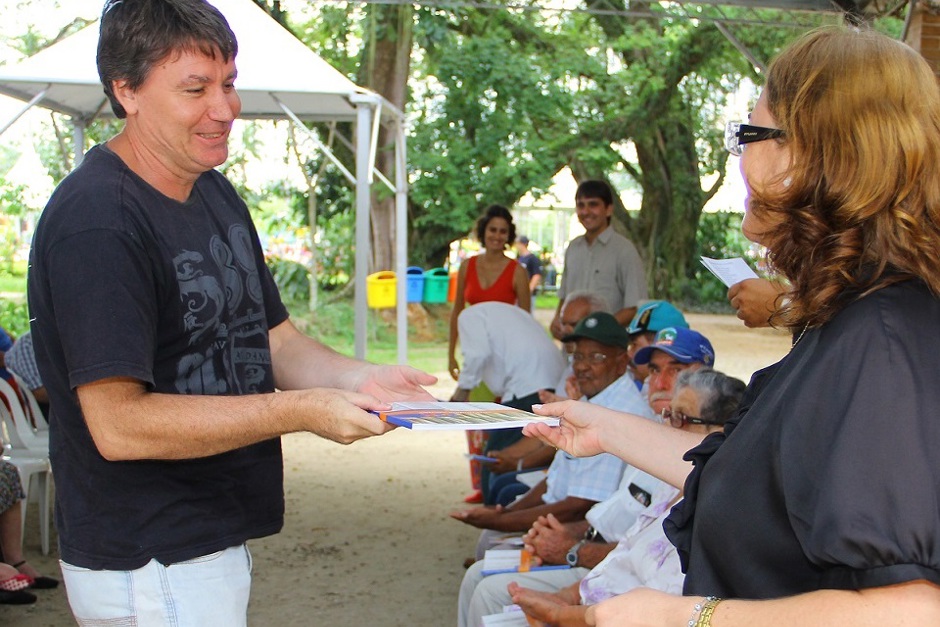 luis-recebe-em-2012-exemplar-do-22º-volume-do-caderno-de-folclores.jpg
