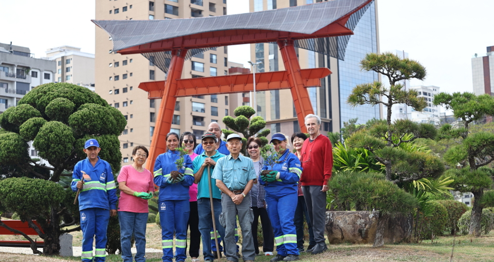 Plantio no jardim do Tori com comunidade japonesa. Foto: Claudio Vieira/PMSJC 04-10-2025