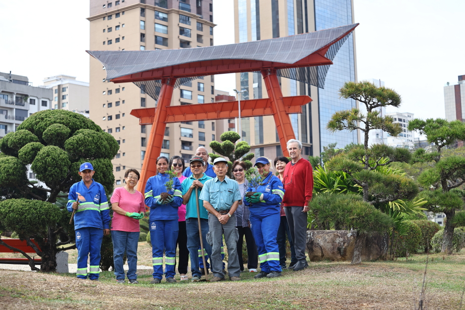 Plantio no jardim do Tori com comunidade japonesa. Foto: Claudio Vieira/PMSJC 04-10-2025