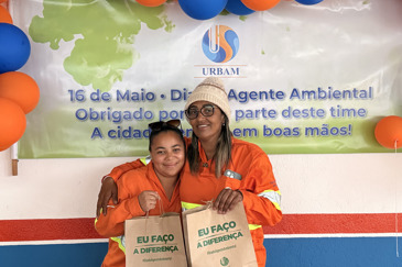 Profissionais da limpeza urbana e coleta (vestidos com uniforme laranja) comemoraram o Dia do Agente Ambiental