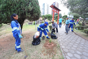 Plantio no jardim do Tori com comunidade japonesa. Foto: Claudio Vieira/PMSJC 04-10-2025