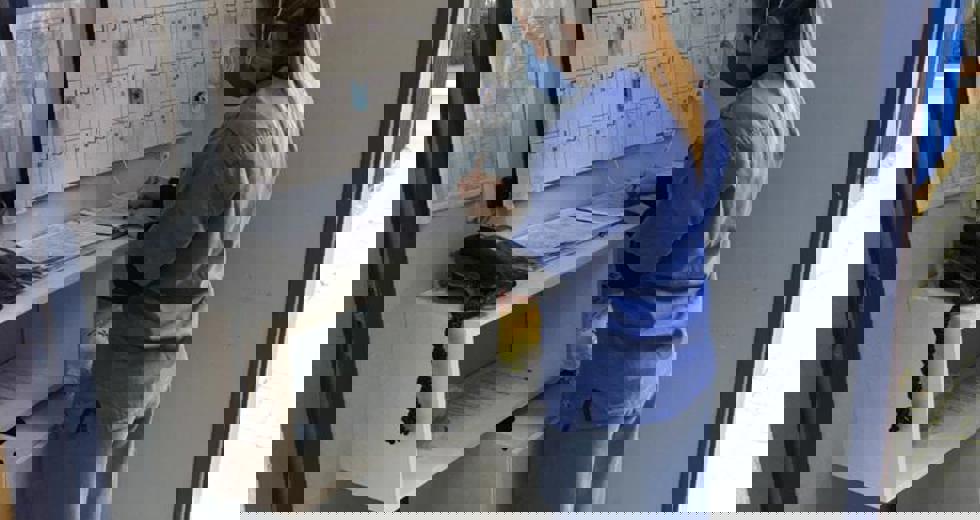 1-profissional-chegando-ao-vestiario-para-o-turno-de-trabalho.jpeg