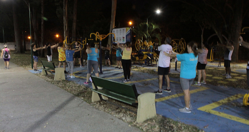 aula-noturna-alongamento-academia-ao-ar-livre-cidade-jardim-04-11-2019-lucas-cabral-04.jpg