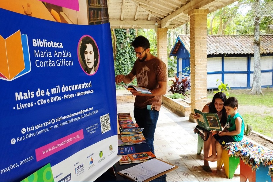 Foto: Divulgação LENDO NO QUINTAL