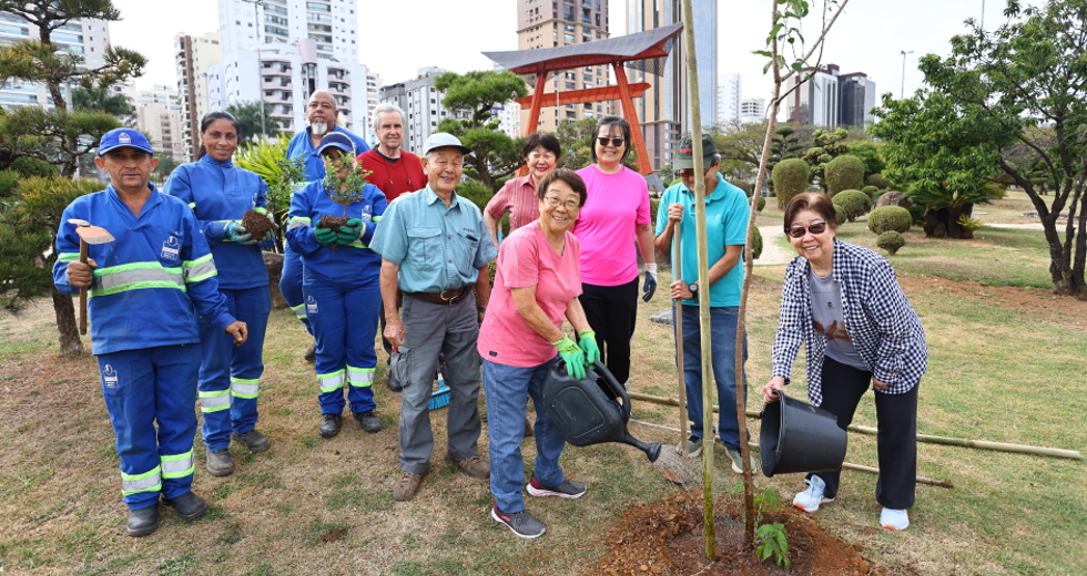 Plantio no jardim do Tori com comunidade japonesa. Foto: Claudio Vieira/PMSJC 04-10-2025