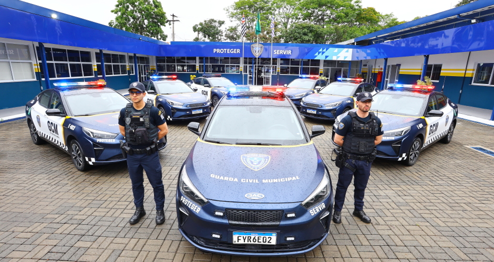Novos veículos elétricos da frota da GCM. Foto: Claudio Vieira/PMSJC 31-10-2025