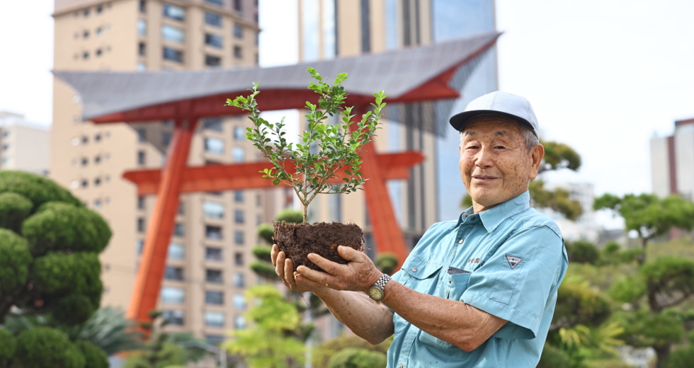Plantio no jardim do Tori com comunidade japonesa. Foto: Claudio Vieira/PMSJC 04-10-2025
