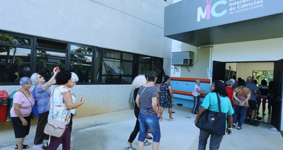 idosos-visitam-museu-interativo-de-ciencias-mic-fotosadenir-brittopmsjc-0903_52737104548_o.jpg