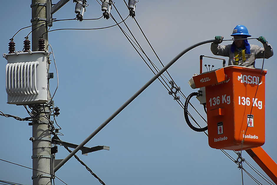 instalacao-de-lampadas-estrada-aeroporto-tamoios-13-12-2019-lucas-cabral-14.jpg