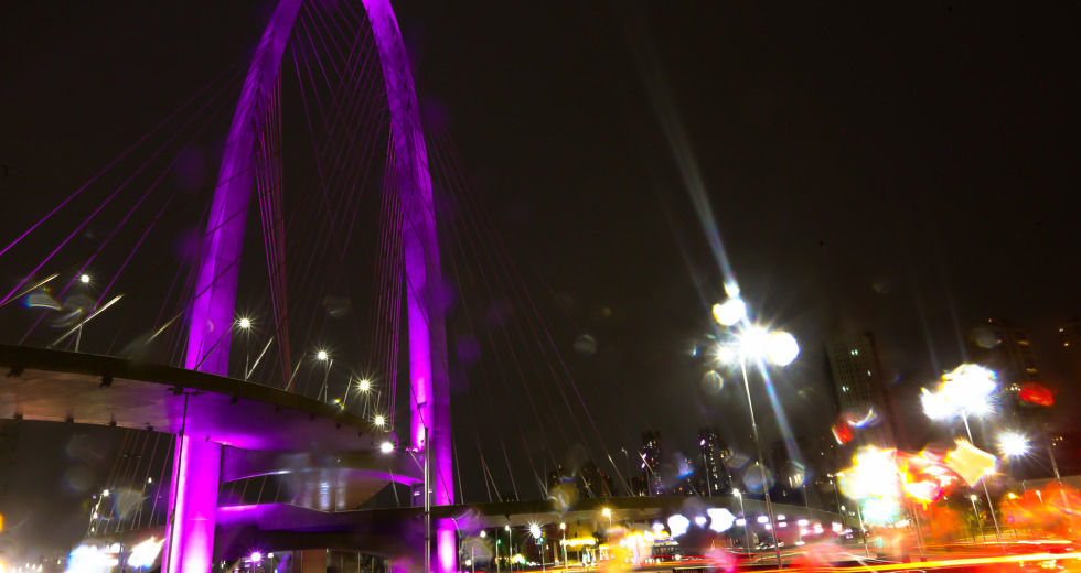 Arco da inovação roxo