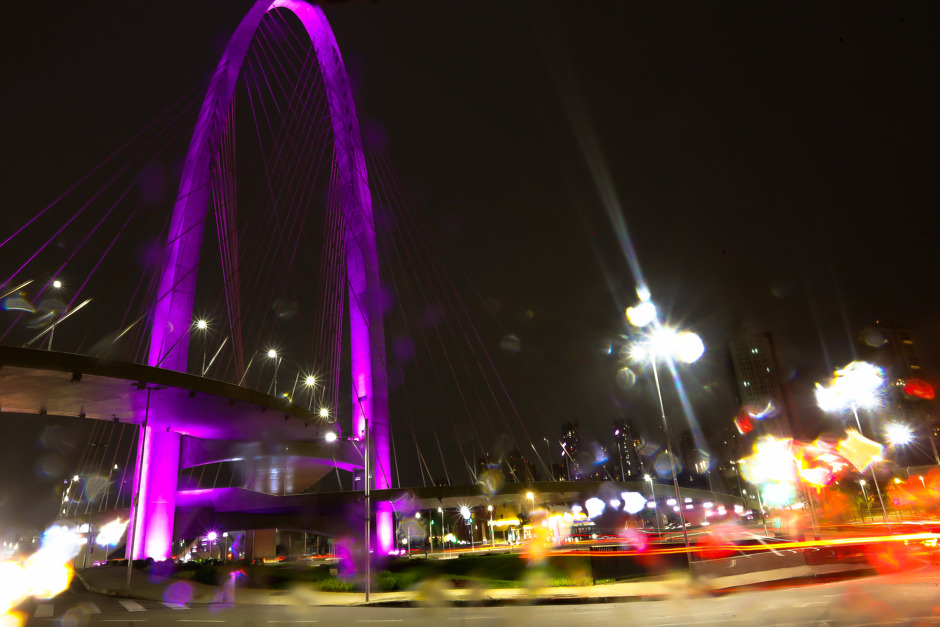 Arco da inovação roxo